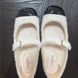 Chanel Mary janes flat in White and Black
